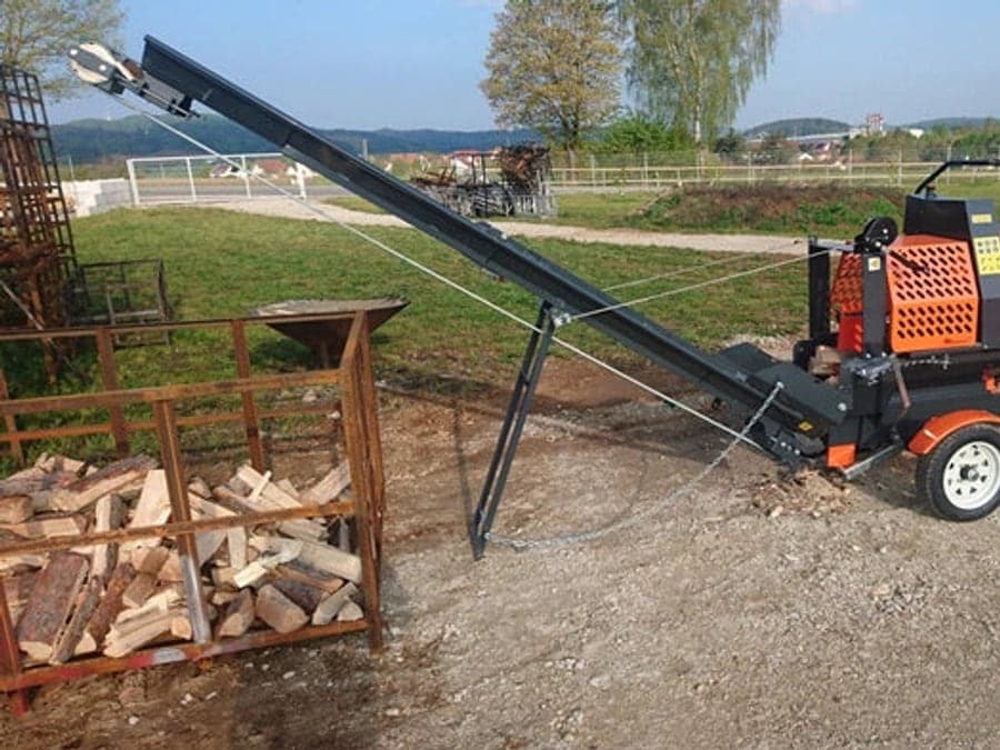 Combiné bois de chauffage CUTCRAFT avec convoyeur dans une cour de ferme