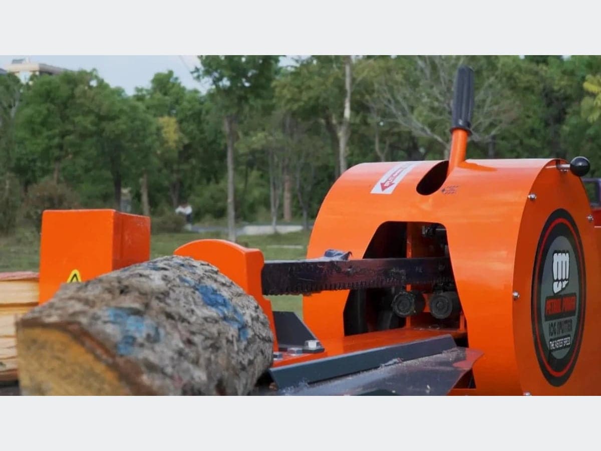 Holzspalter CUTCRAFT DRG34T, im Einsatz