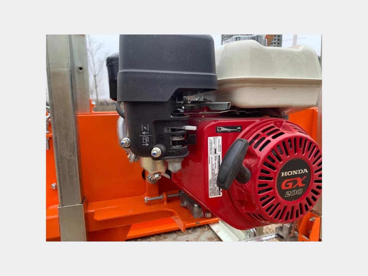 CUTCRAFT RS170 Portable sawmill, engine