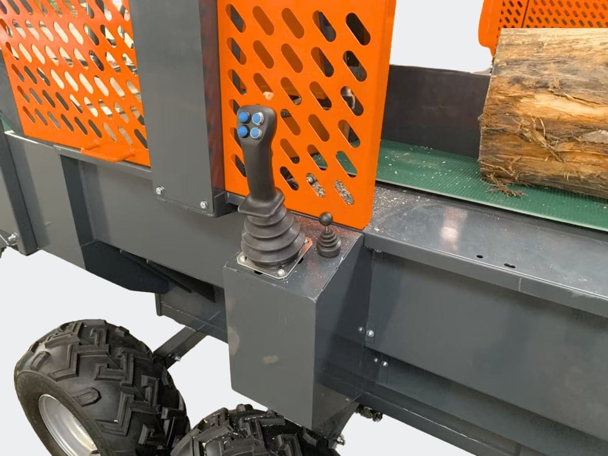 Combiné bois de chauffage CUTCRAFT WoodMax 30T, poste de commande