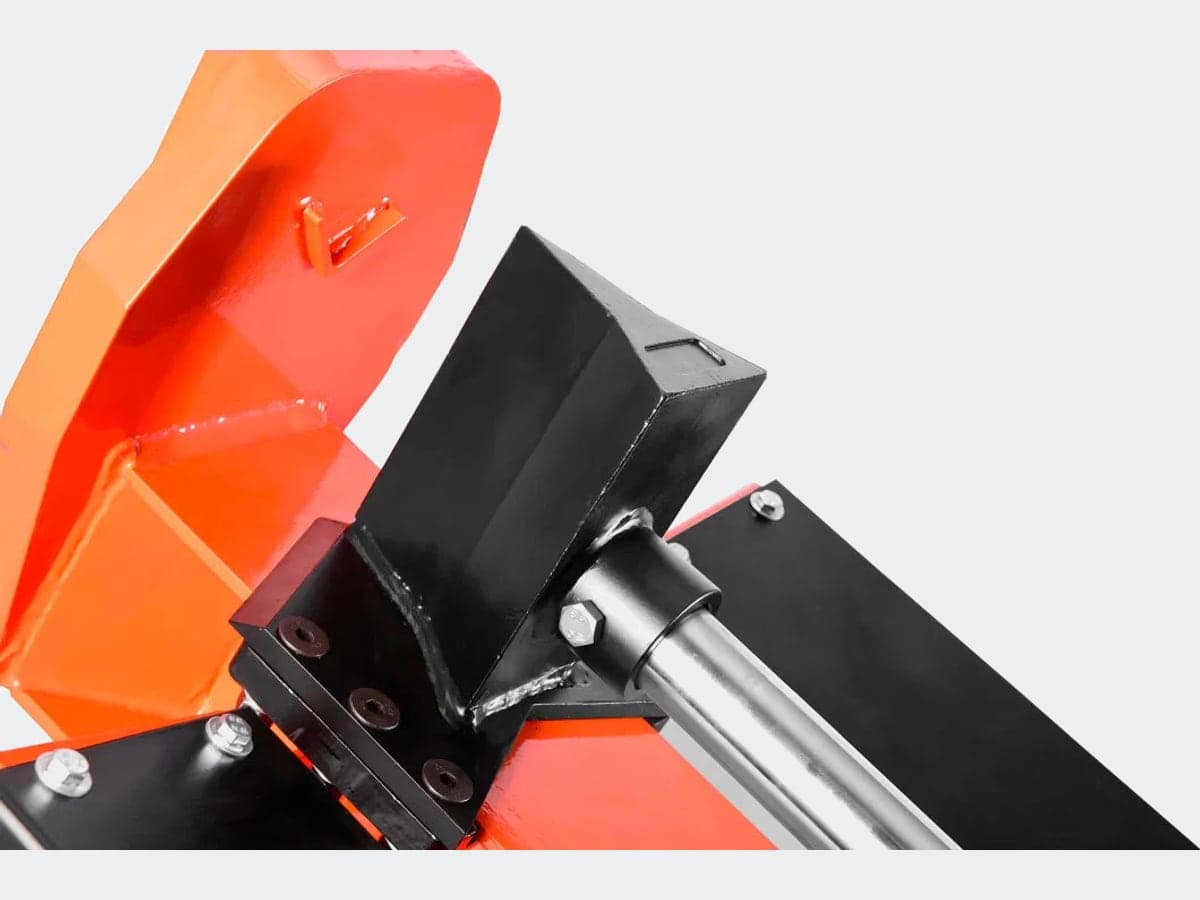 CUTCRAFT DRG22T Hydraulic log splitter, in use