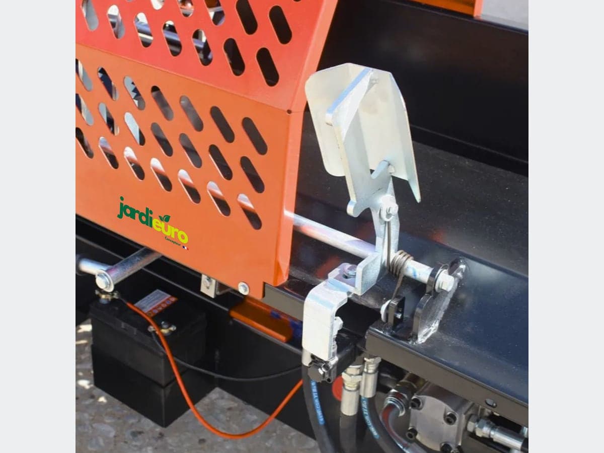 CUTCRAFT WoodMax PTO 20T Firewood processor, in use
